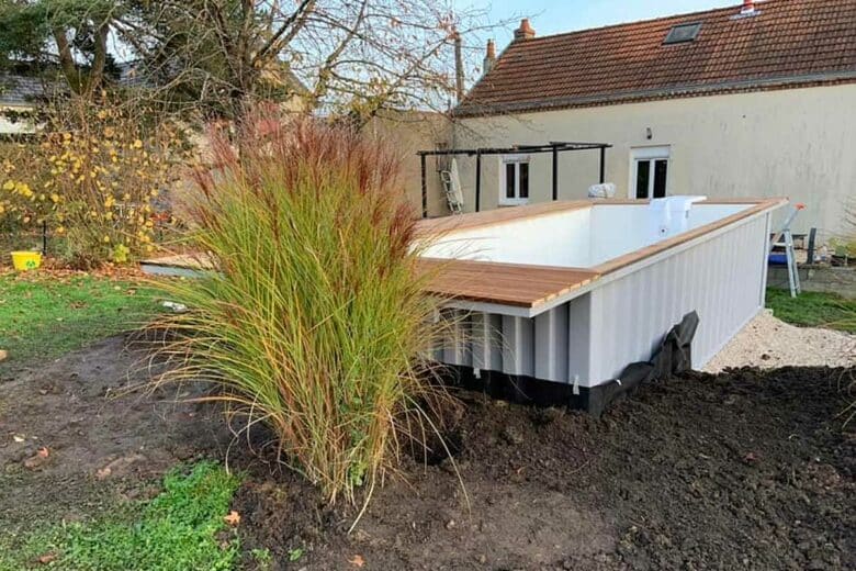 Une piscine container en construction.