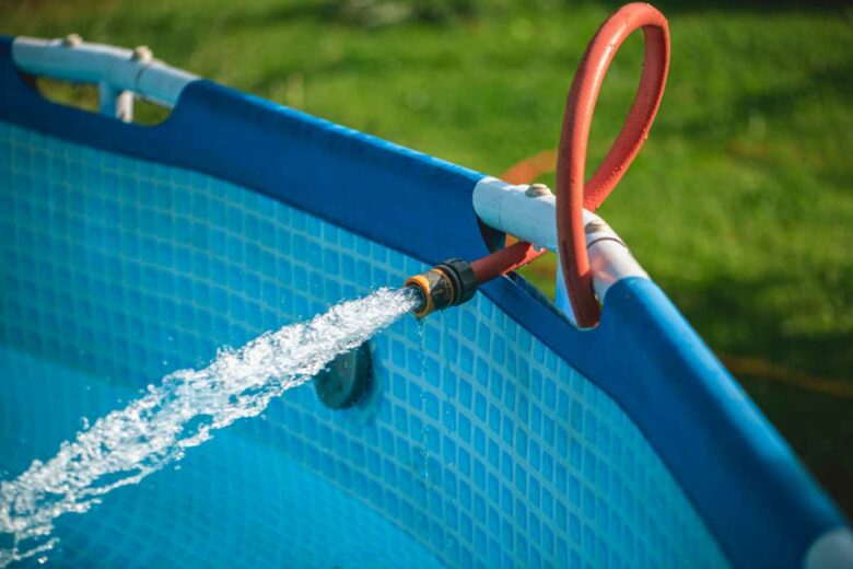 Le traitement de l'eau d'une piscine hors sol peut se révéler compliqué à cause du faible volume d'eau.