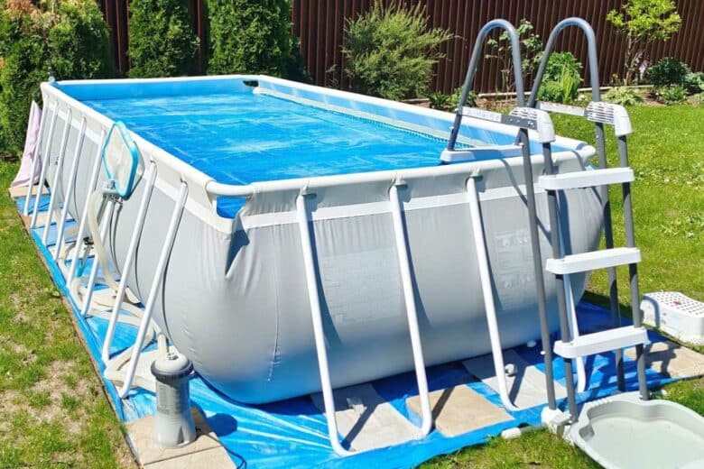 Une piscine tubulaire possède des dimensions limitées et vous ne vous baignerez pas à 10 personnes en meme temps.