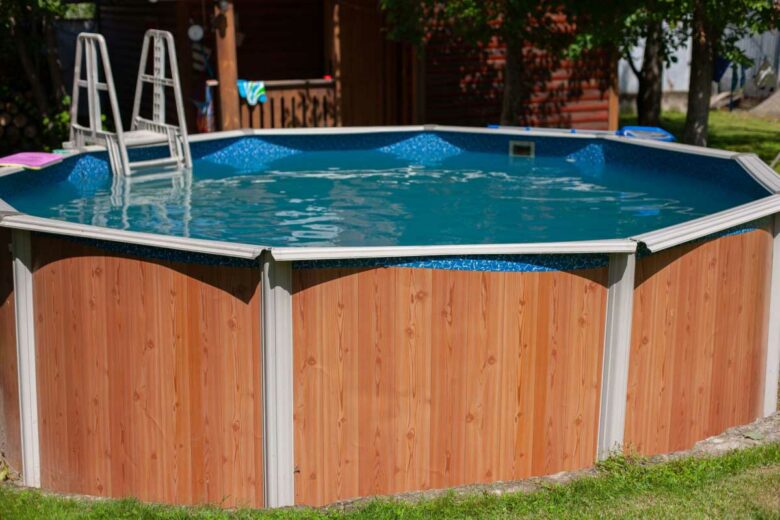 Quelques panneaux peuvent améliorer l'esthétique d'une piscine tubulaire.