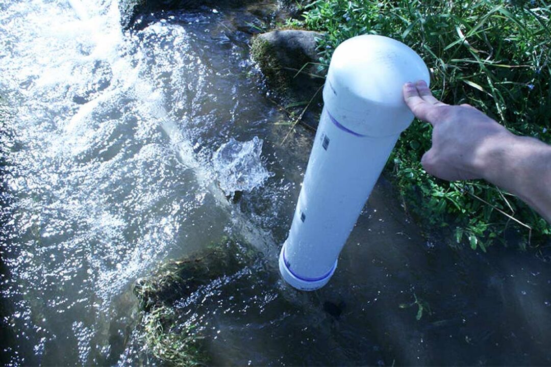 Une pompe bélier DIY dans un cours d'eau.
