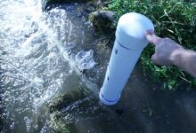 Une pompe bélier DIY dans un cours d'eau.