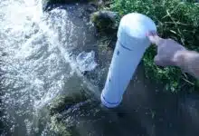 Une pompe bélier DIY dans un cours d'eau.