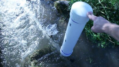 Une pompe bélier DIY dans un cours d'eau.