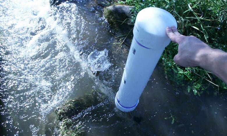 Une pompe bélier DIY dans un cours d'eau.
