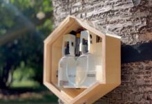 Le détecteur/ diffuseur ouvert avec ses flacons d'huiles essentielles.