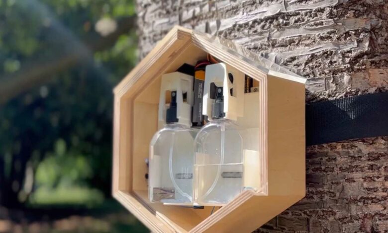 Le détecteur/ diffuseur ouvert avec ses flacons d'huiles essentielles.
