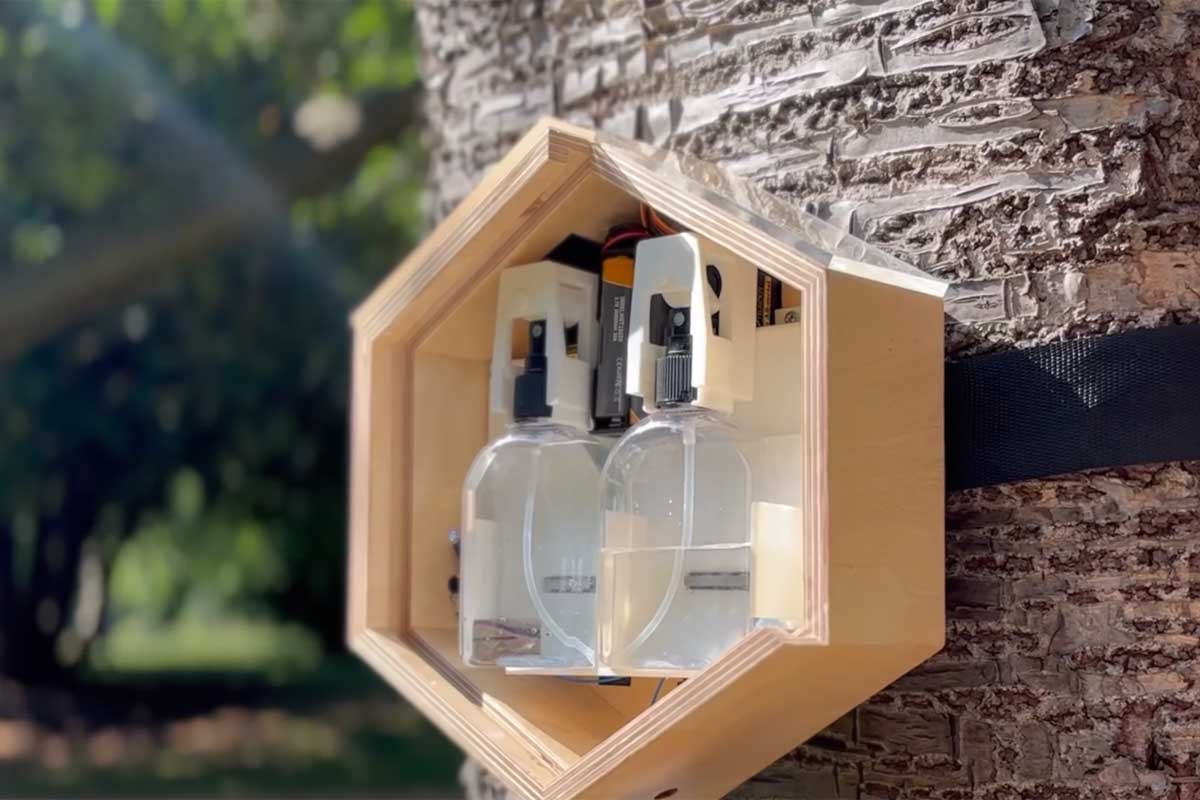 Le détecteur/ diffuseur ouvert avec ses flacons d'huiles essentielles.