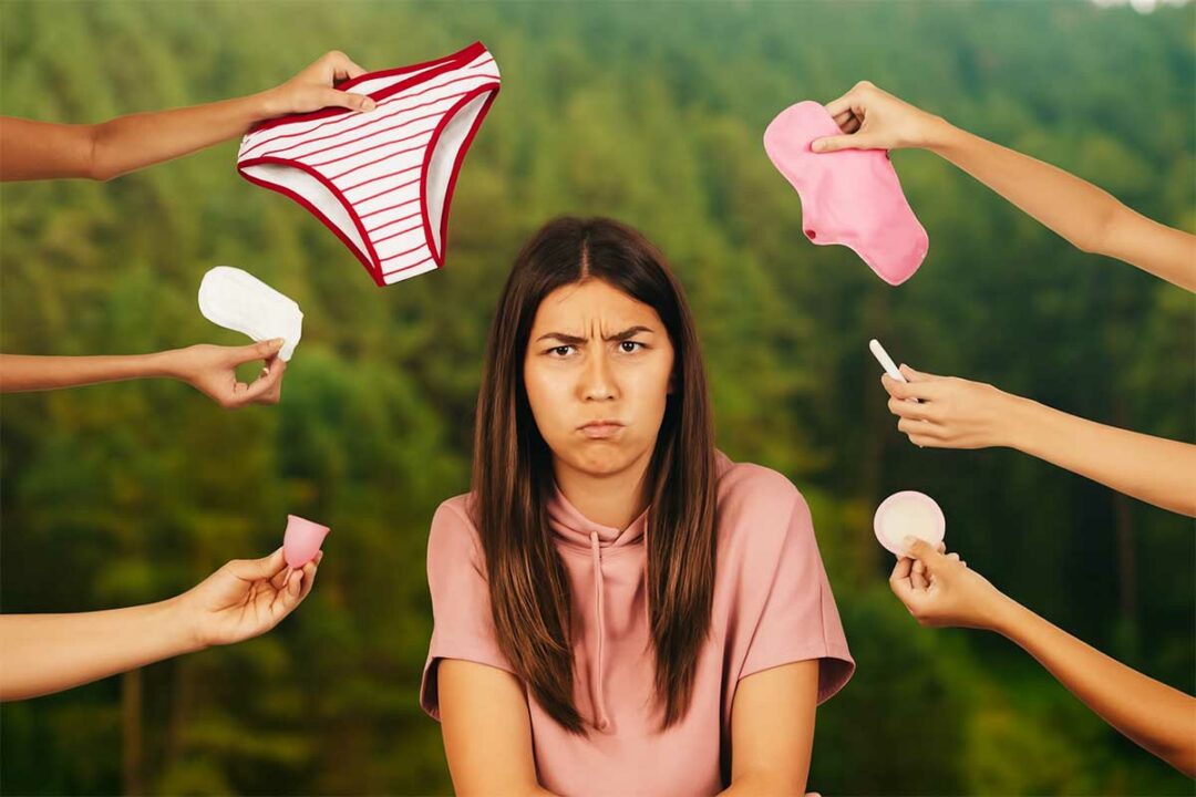 Une jeune femme mécontente des protections périodiques.