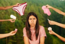 Une jeune femme mécontente des protections périodiques.