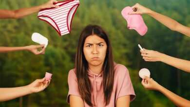 Une jeune femme mécontente des protections périodiques.