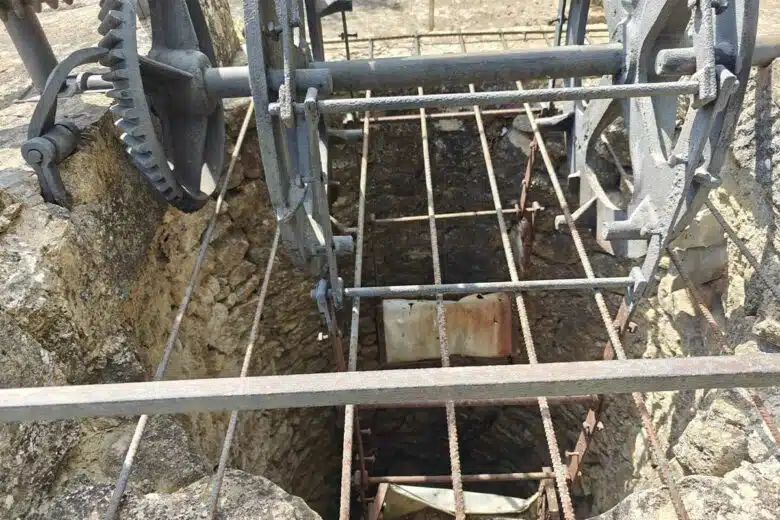 Un puits ancien inutilisé.