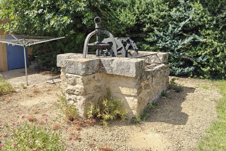 Un puits dans un jardin.