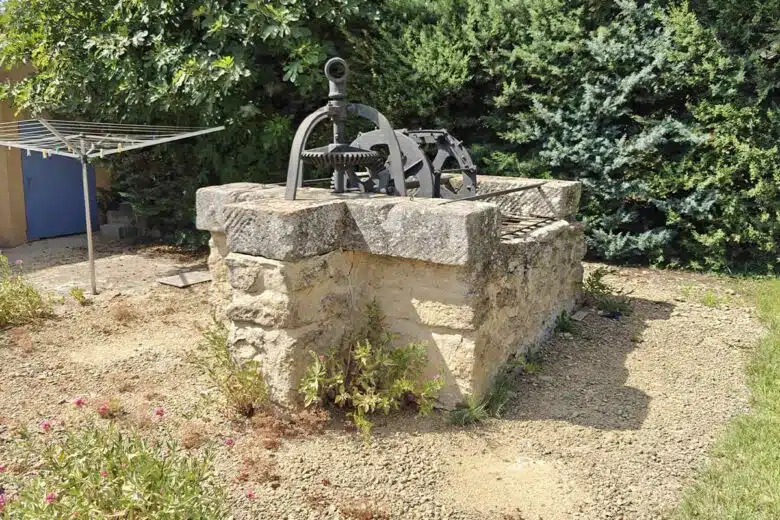 Un puits dans un jardin.