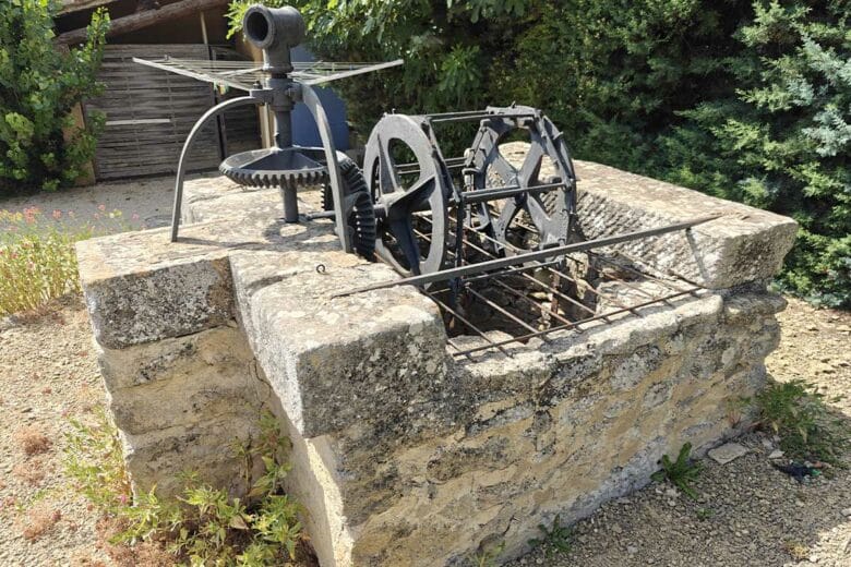 Un ancien puits d'eau maçonné.