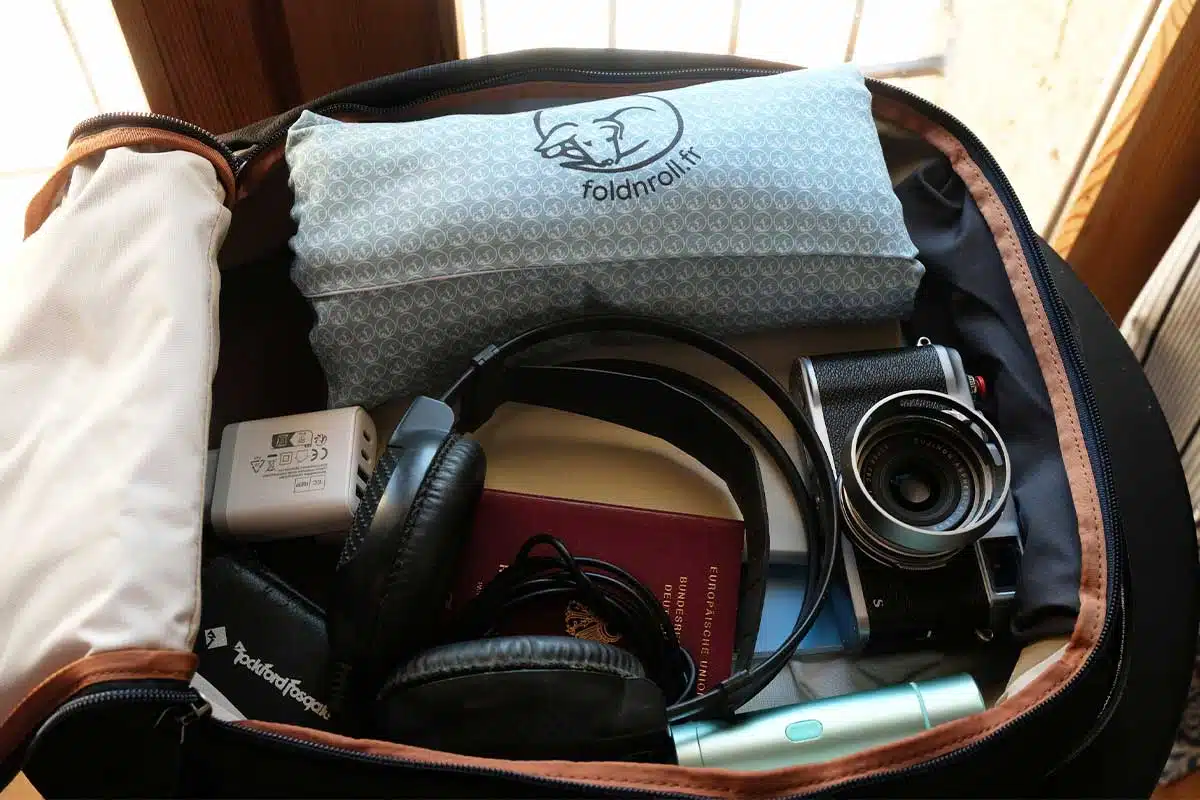 Un FoldnRoll dans un sac.