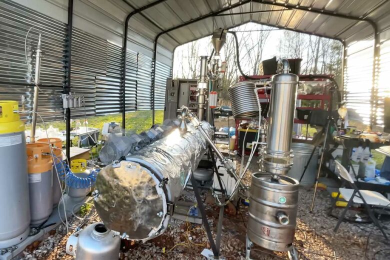 Un réacteur de pyrolyse micro onde.