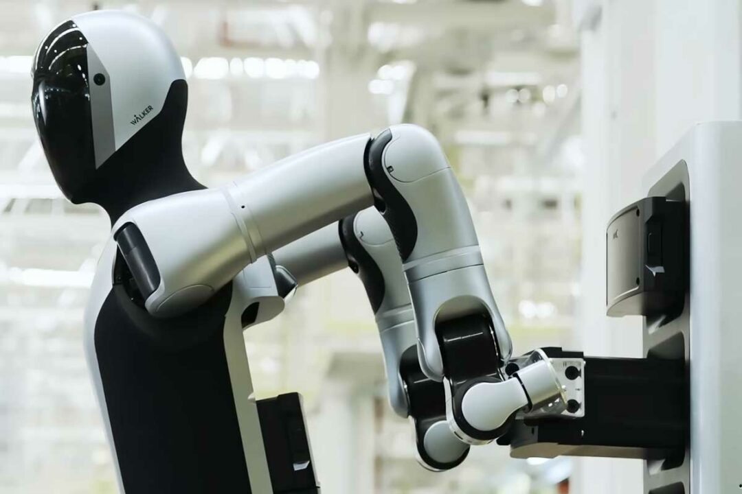 Le robot remplace sa batterie.
