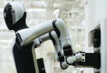 Le robot remplace sa batterie.