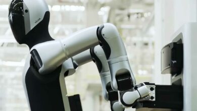 Le robot remplace sa batterie.