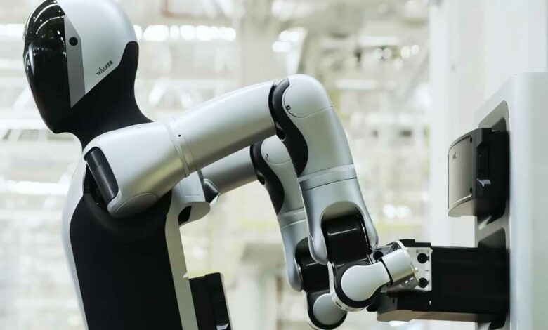 Le robot remplace sa batterie.
