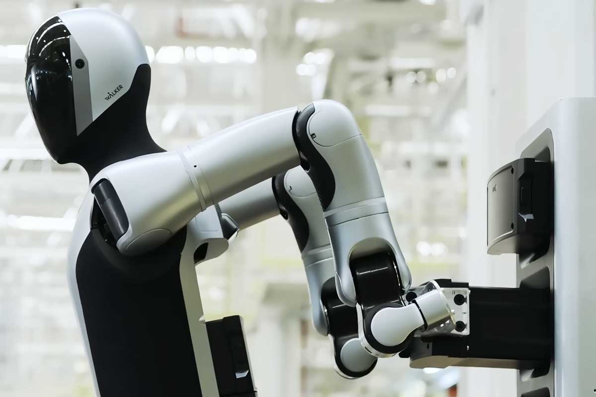 Le robot remplace sa batterie.
