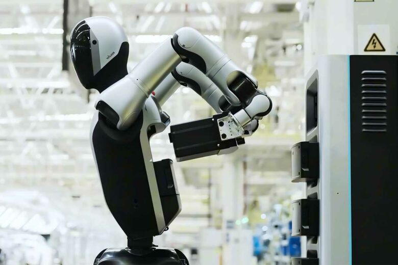 Le robot retire l'une de ses batteries.