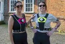 Deux femmes qui portent le gilet urban eyes.