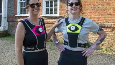 Deux femmes qui portent le gilet urban eyes.