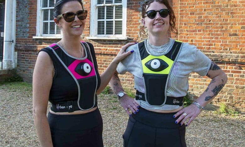 Deux femmes qui portent le gilet urban eyes.