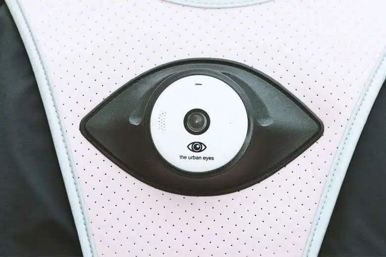 Une caméra en forme d'oeil.