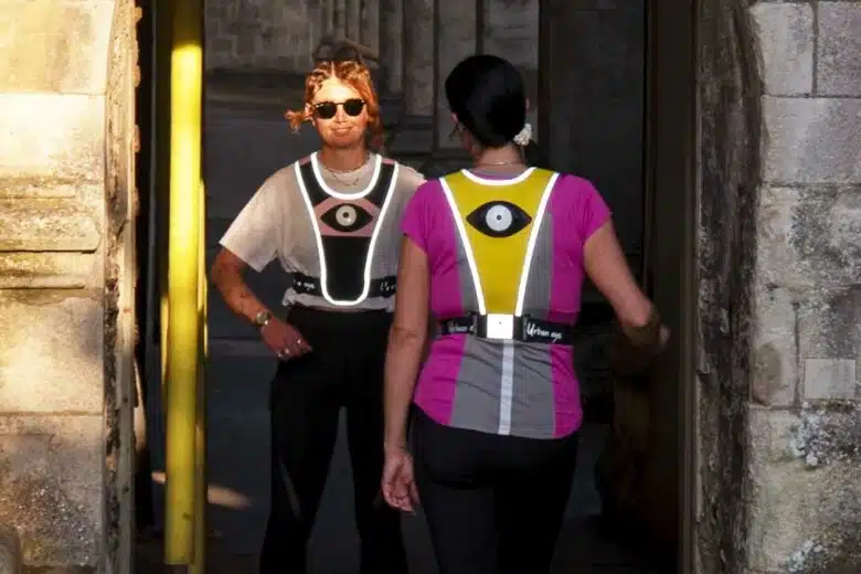 Deux femmes portant un gilet avec des caméras.