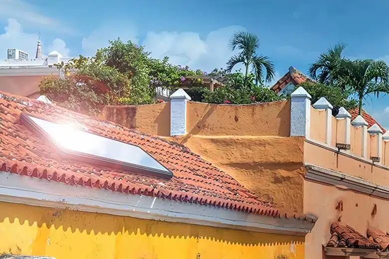 Un chauffe-eau solaire SunPad sur un toit.