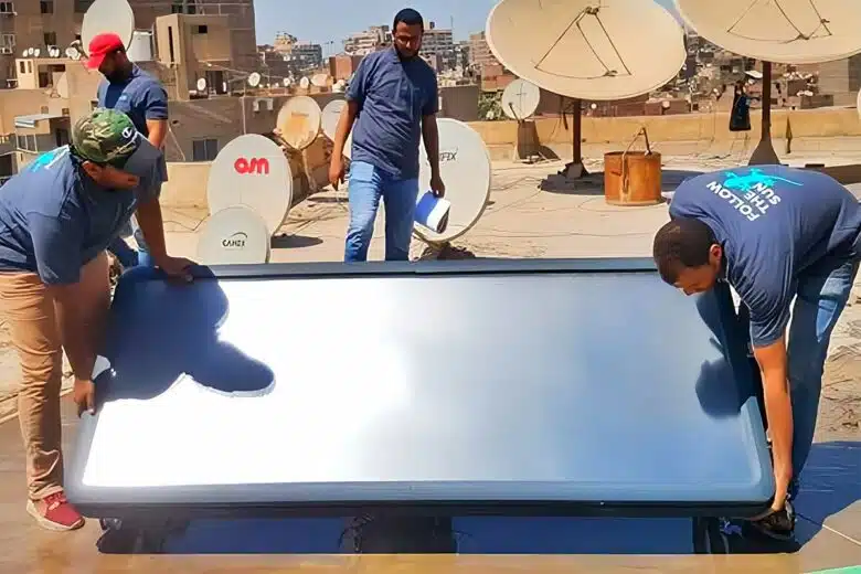 Installation d'un chauffe-eau solaire Sunpad sur un toit plat.