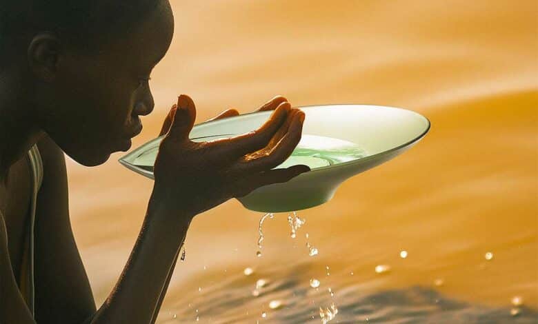 Une personne boit de l'eau dans la coupelle d'un Floatis.