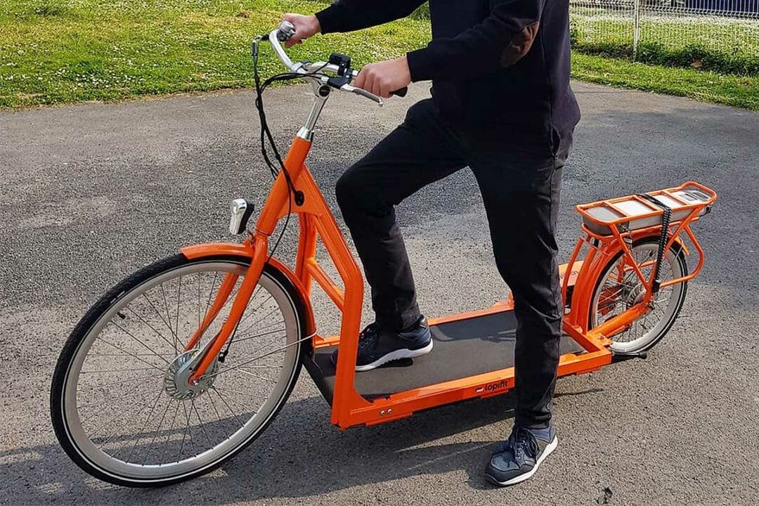 Une personne sur un Lopifit à l'arrêt.