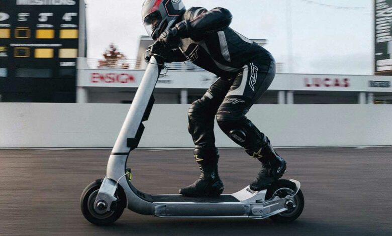 Une trottinette de circuit.