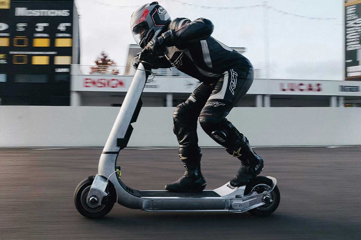 Une trottinette de circuit.