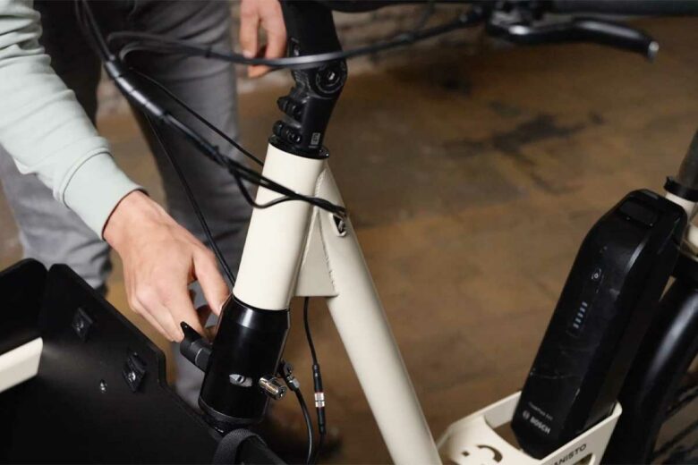 Une simple vis papillon pour passer d'un type de vélo à l'autre.