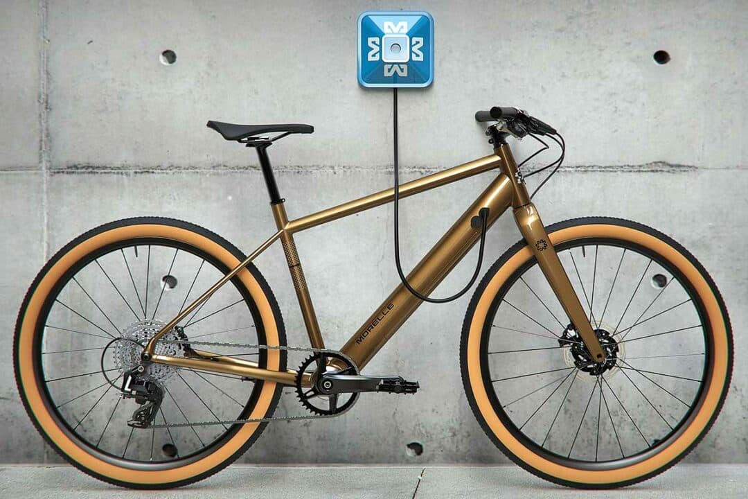 Un vélo électrique en chargement.