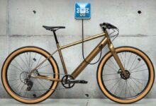 Un vélo électrique en chargement.