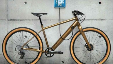 Un vélo électrique en chargement.