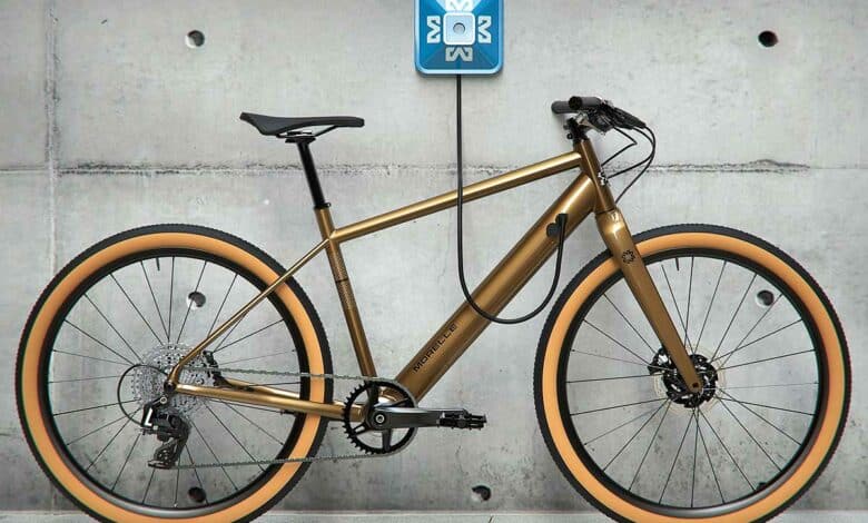 Un vélo électrique en chargement.
