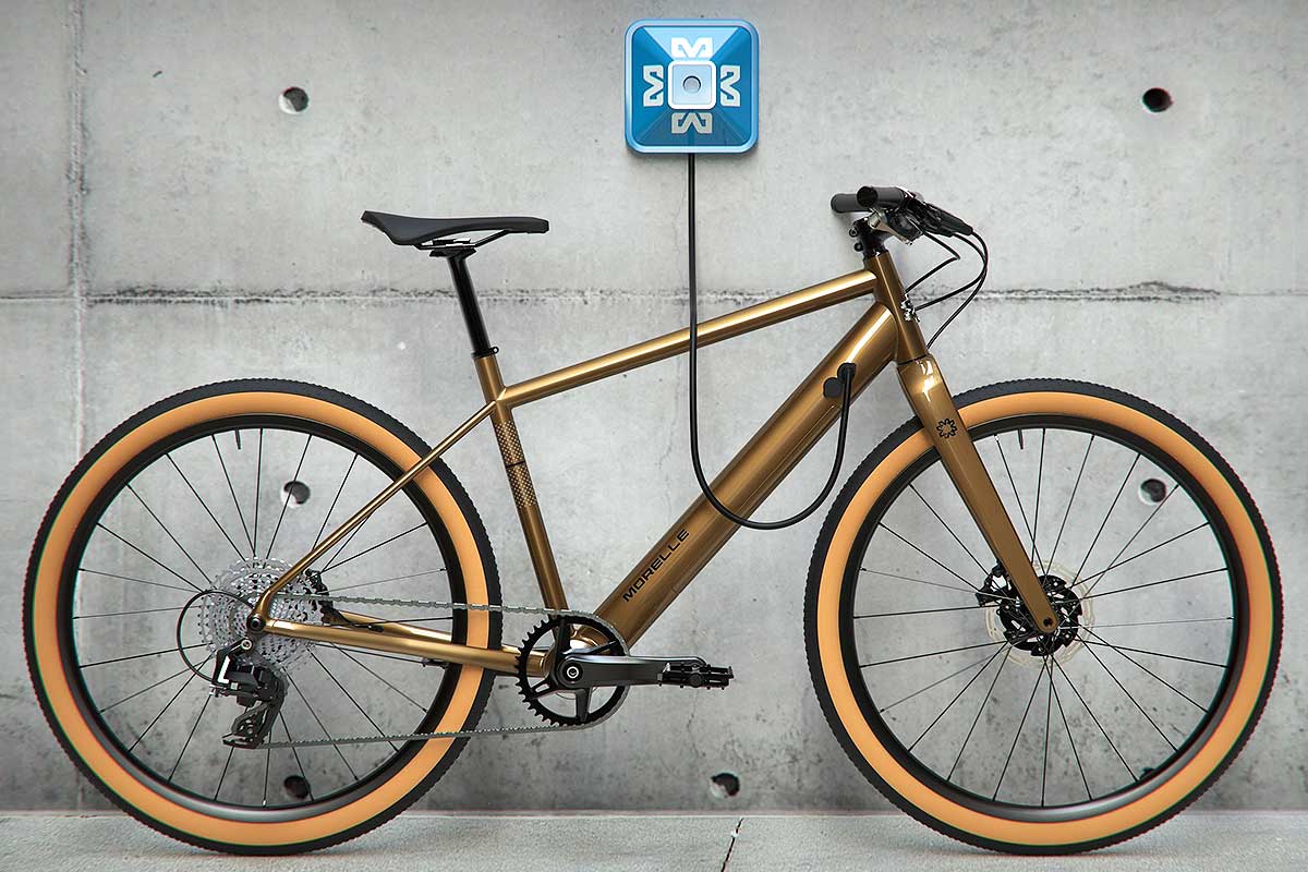 Un vélo électrique en chargement.