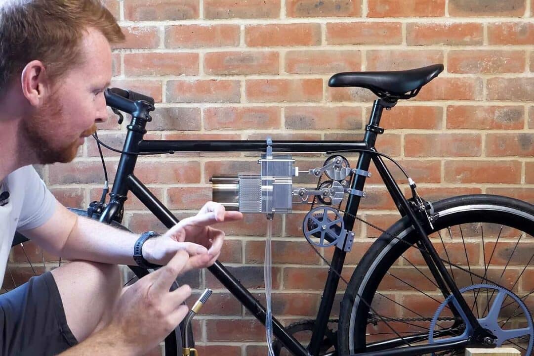 L'inventeur croise les doigts pour que son moteur fonctionne.