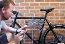 L'inventeur croise les doigts pour que son moteur fonctionne.
