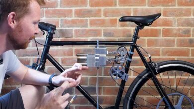 L'inventeur croise les doigts pour que son moteur fonctionne.
