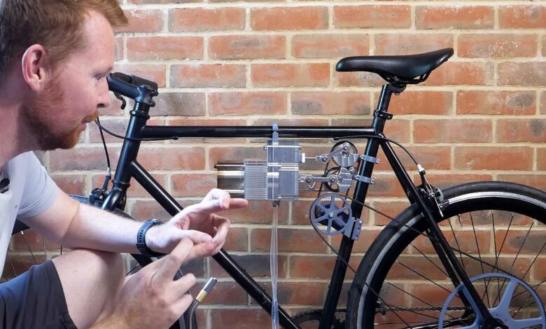 L'inventeur croise les doigts pour que son moteur fonctionne.