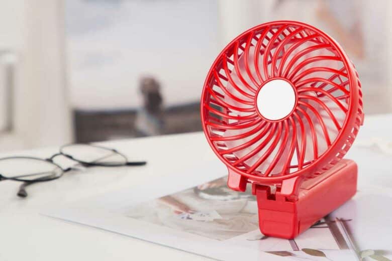 Un ventilateur sur un bureau.