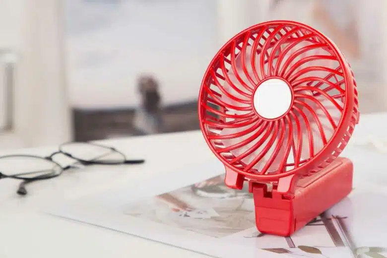 Un ventilateur sur un bureau.